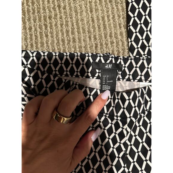 H&M Womens Black & White Geometrical Patterned Crop Trouser Pants Stretch Size32 - Picture 4 of 4